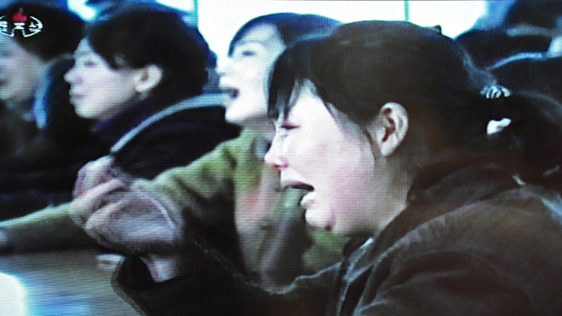 Imagem da TV estatal da Coreia do Norte mostra mulheres chorando a morte do ditador Kim Jong-Il, Coreia do Norte