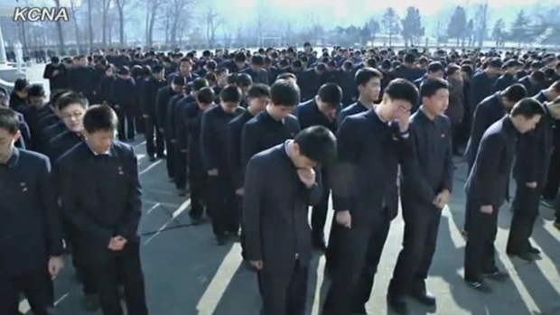 Imagem da TV estatal da Coreia do Norte mostra homens chorando a morte do ditador Kim Jong-Il, Coreia do Norte