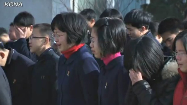 Imagem da TV estatal da Coreia do Norte mostra jovens chorando a morte do ditador Kim Jong-Il, Coreia do Norte