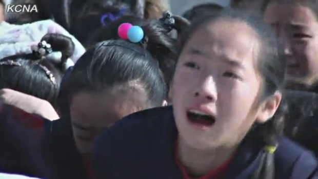 Imagem da TV estatal da Coreia do Norte mostra jovem chorando a morte do ditador Kim Jong-Il, Coreia do Norte