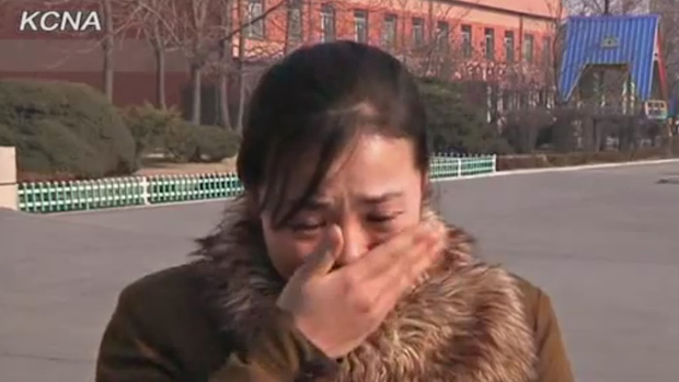 Imagem da TV estatal da Coreia do Norte mostra mulher chorando a morte do ditador Kim Jong-Il, Coreia do Norte