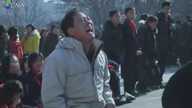 Imagem da TV estatal da Coreia do Norte mostra homem chorando a morte do ditador Kim Jong-Il, Coreia do Norte