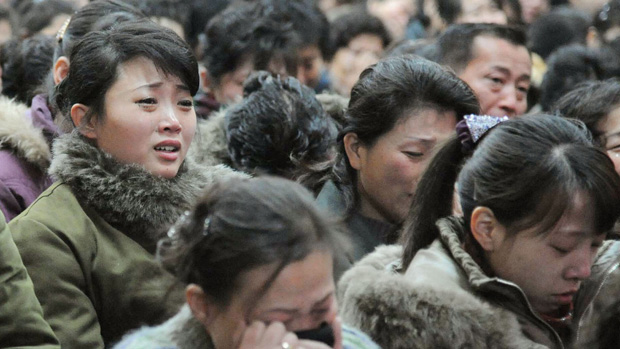 Imagem da TV estatal da Coreia do Norte mostra homens e mulheres chorando a morte do ditador Kim Jong-Il, Coreia do Norte