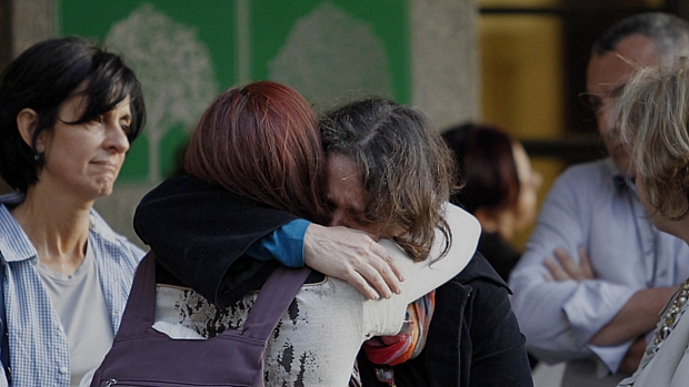 Familiares do jovem se consolam em frente ao Hospital das Clínicas, em São Paulo, onde Vitor morreu nesta quinta-feira.