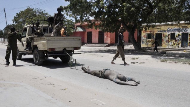 Em Mogadishu, na Somália, um atentado matou pelo menos 33 pessoas, incluindo seis membros do parlamento local. Ativistas islâmicos abriram fogo em um hotel e em seguida se suicidaram. Na foto, o corpo de um suposto membro do grupo que realizou o ataque é arrastado pelas forças armadas