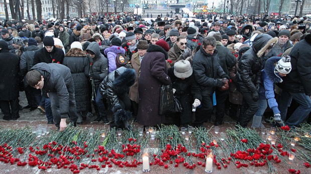 Russos prestam homenagem aos 35 mortos em atentado no aeroporto de Domodedovo, em Moscou