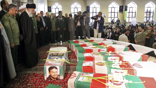 Ao lado do aiaitolá Ali Khamenei, o comandante Ali Jafari homenageia os mortos de uma recente explosão em uma base militar iraniana