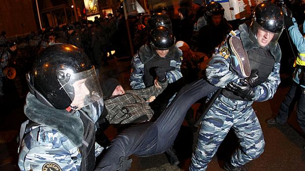 Manifestante é arrastado por policias durante protesto em Moscou