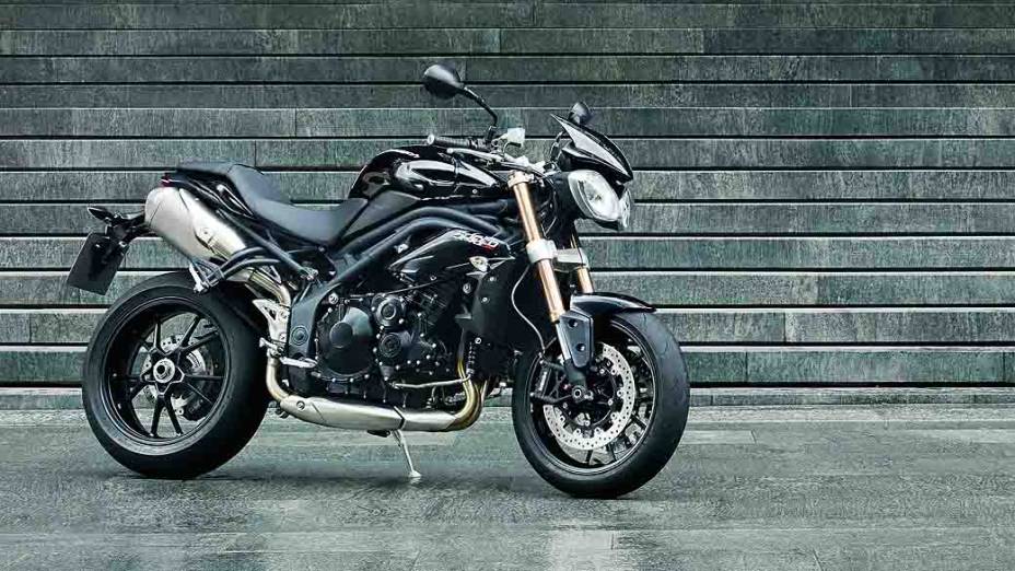 Triumph Speed Triple - Vem com um motor de 1050 cc de 133 cv (9.400 rpm) e 111 Nm de torque (7.750 rpm) e um câmbio de seis marchas