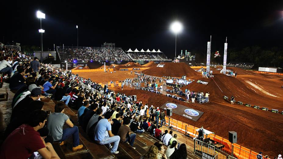 Moto X step up é o salto em altura com moto. Modalidade realizada com rampa e estrutura para medir a altura atingida pelo salto do atleta. Cada atleta possui duas tentativas para saltar a barra na determinada altura. Vence quem saltar mais alto