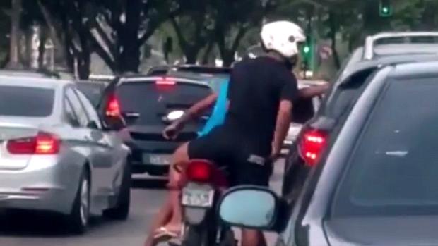 Motoqueiros assaltam motorista no trânsito do Rio