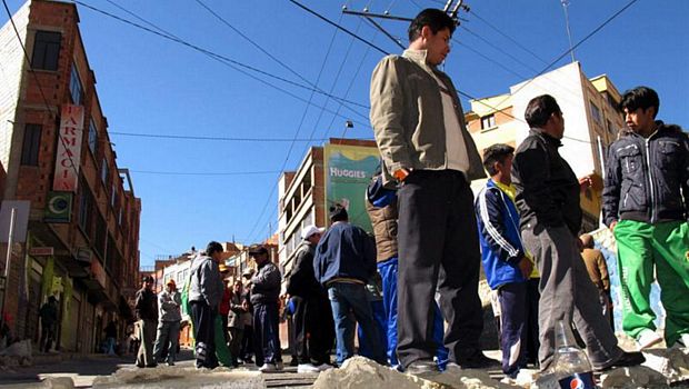 Motoristas bloqueiam rua da cidade boliviana de La Paz para protestar contra anistia de carros contrabandeados de Evo Morales