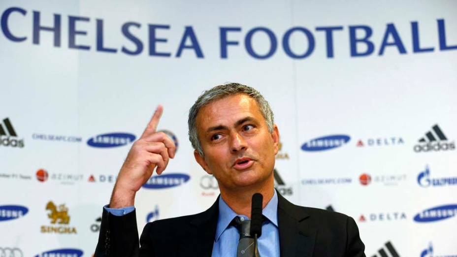 Mourinho durante entrevista no Chelsea, em Londres, nesta segunda-feira