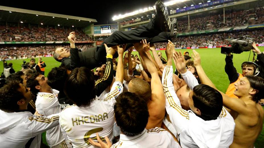 Jogadores do Real Madrid jogam o técnico José Mourinho para o alto após a conquista do Campeonato Espanhol, na vitória por 3 a 0 contra o Athletic Bilbao, fora de casa