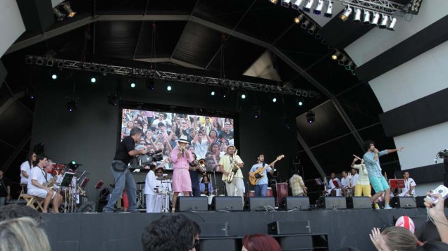 A banda brasiliense Móveis Coloniais de Acaju durante apresentação no palco Sunset, no primeiro dia do Rock in Rio, em 23/09/2011