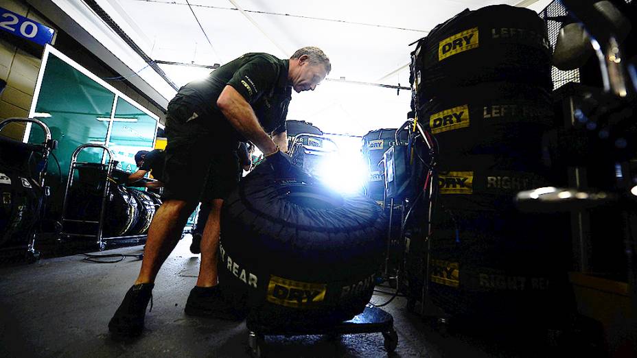 Movimentação nos boxes do circuito de Interlagos, em São Paulo