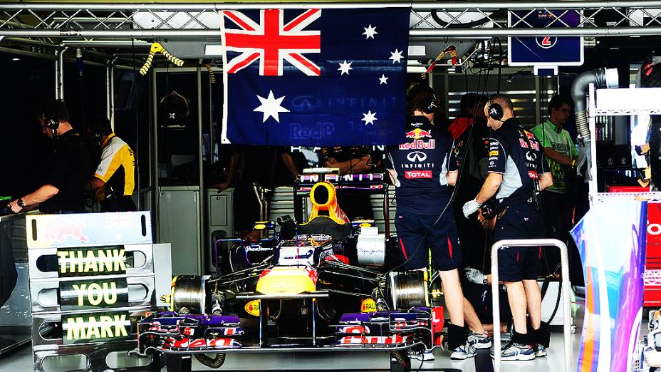 Movimentação nos boxes da RBR, no circuito de Interlagos, em São Paulo