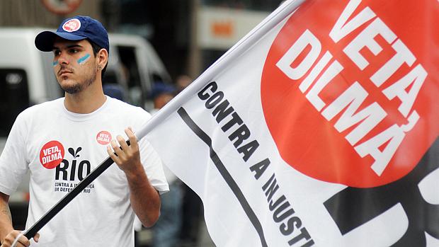Movimentação em frente à Igreja da Candelária para o protesto Veta Dilma