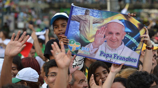 Fiéis aguardam passagem do papamóvel no Rio de Janeiro