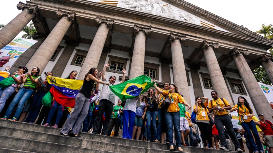 Fiéis aguardam papa Francisco para a Jornada Mundial da Juventude 2013, no Rio de Janeiro