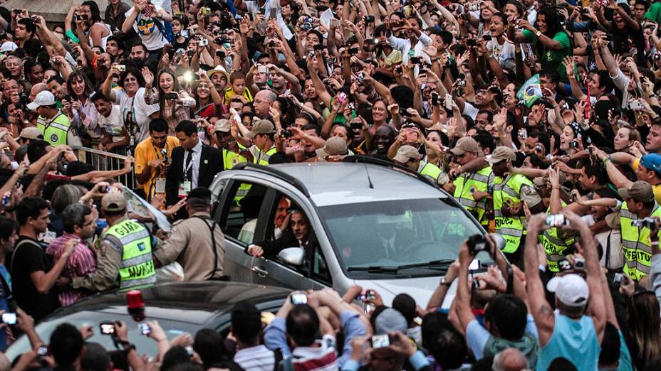 Tumulto na chegada do papa Francisco no Rio de Janeiro