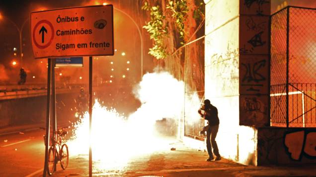 No Rio de Janeiro, bomba explode durante manifestação contra o gasto de 53.000 mil dólares dos cofres públicos gastos na a visita do papa Francisco