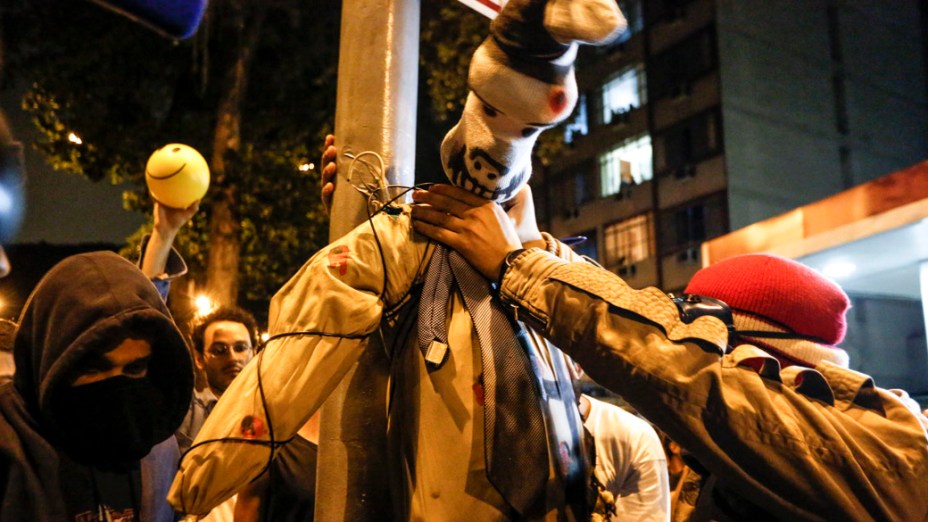 Manifestantes queimam boneco em frente ao Palácio Guanabara