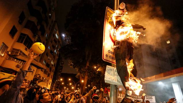 Manifestantes queimam boneco em frente ao Palácio Guanabara