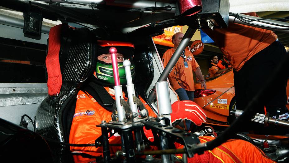 Movimentação nos boxes durante a Corrida do Milhão da Stock Car, no Autódromo de Interlagos
