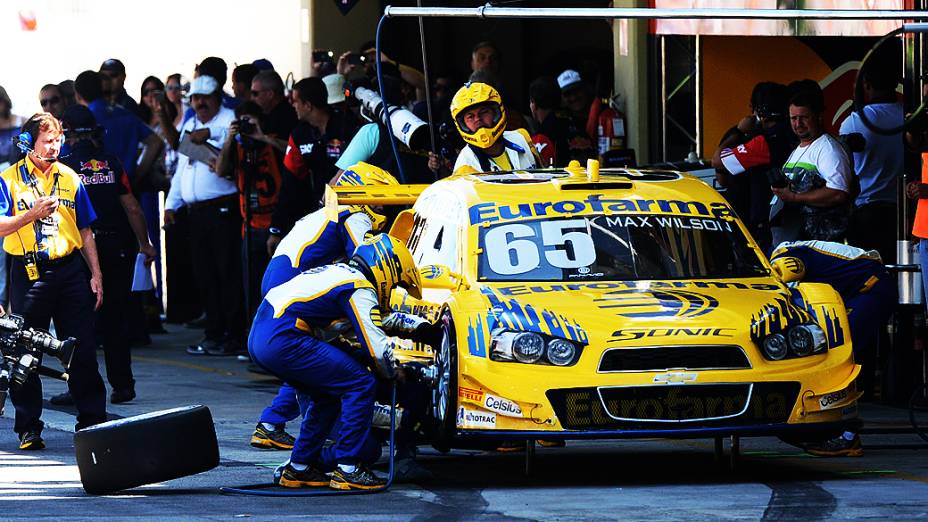 Movimentação nos boxes durante a Corrida do Milhão da Stock Car, no Autódromo de Interlagos