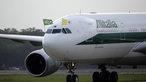 Avião com o papa Francisco pousa no Rio de Janeiro para a Jornada Mundial da Juventude 2013