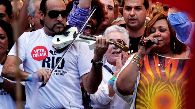 Alcione canta durante o protesto Veta Dilma, no Rio de Janeiro