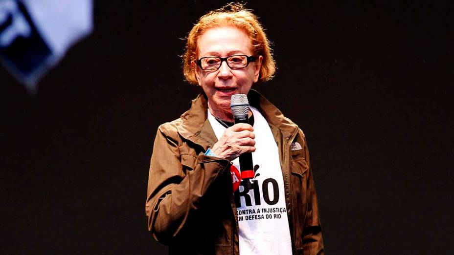 Fernanda Montenegro durante o protesto Veta Dilma, no Rio de Janeiro