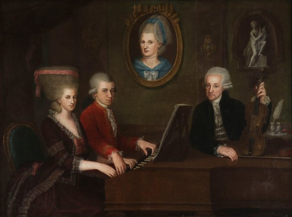 Retrato da família de Mozart, de 1780 ou 1781, feita por Johann Nepomuk della Croce. No centro de casaco vermelho está Mozart, ao lado sua irmã Maria Anna, e seu pai, Leopold. No quadro da parede a mãe da família, Anna Maria