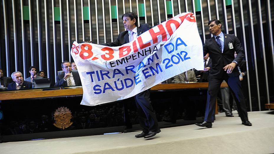 Parlamentar sobe à Mesa da Câmara com faixa de protesto sobre MP