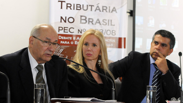 Ronilson (direita), um dos acusados de desviar 200 milhões de reais da Prefeitura de São Paulo, em debate na Alesp sobre reforma tributária