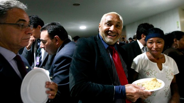 O deputado Tiririca, com colegas parlamentares, comeu galinhada e assistiu ao jogo da Libertadores no cafezinho da Câmara durante votação