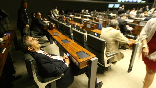 Deputado Darcisio Perondi (PMDB) dorme no plenário da Câmara dos Deputados durante a sessão de votação da MP dos Portos