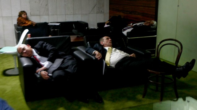 Deputados dormem no cafezinho da Câmara durante sessão de votação da MP dos Portos