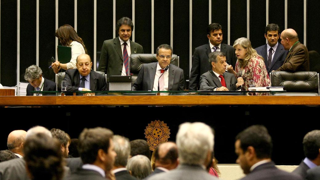 O presidente da Câmara dos Deputados, Henrique Eduardo Alves (PMDB-RN), retoma votação da MP (medida provisória) dos Portos, em sessão na tarde desta quarta-feira (15/04)