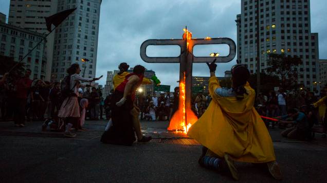 Manifestantes incendeiam catraca gigante durante protesto em São Paulo