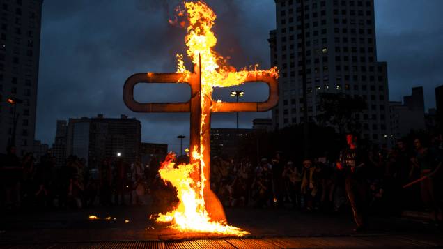 Manifestantes incendeiam catraca gigante durante protesto em São Paulo