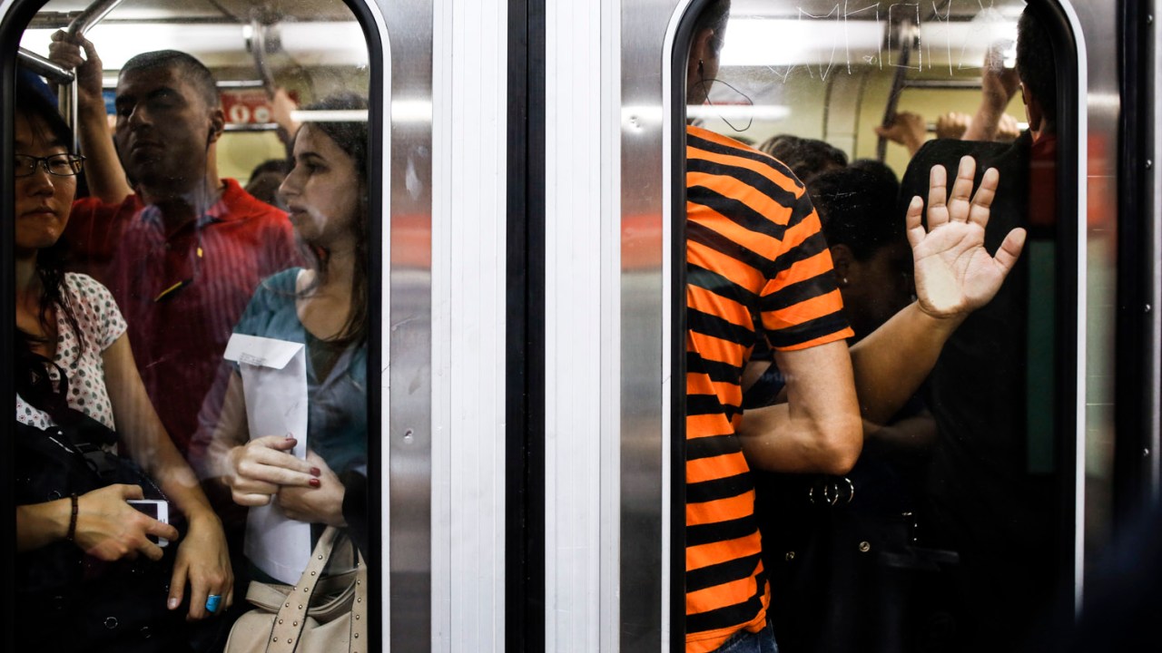Passageiros ficaram presos dentro de trem parado no metrô de São Paulo