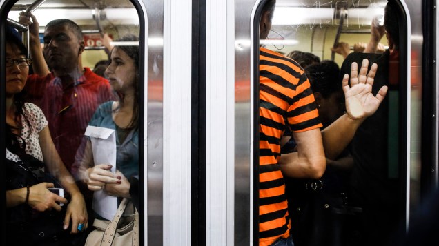 Usuários no metrô de São Paulo
