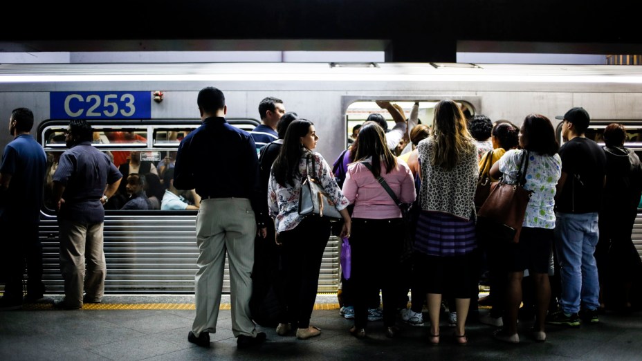 Usuários aguardam para embarcar em vagão do metrô de São Paulo