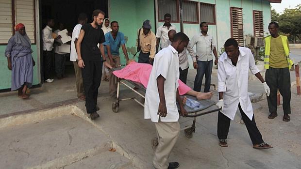 Funcionário da MSF ferido em tiroteio é levado a hospital em Mogadíscio