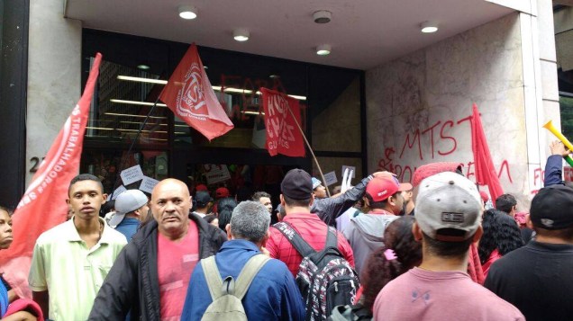 Movimento dos Trabalhadores Sem Teto (MTST) invadiram o hall do prédio que sedia o escritório da Presidência da República em São Paulo nesta quarta-feira