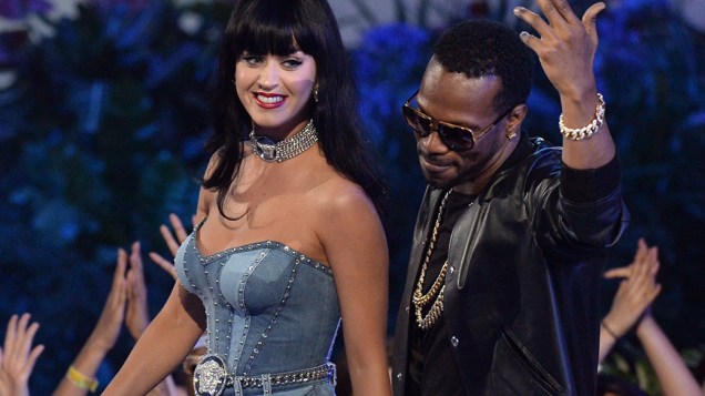 Singer Katy Perry com Juicy J., vencedora na categoria artista feminino