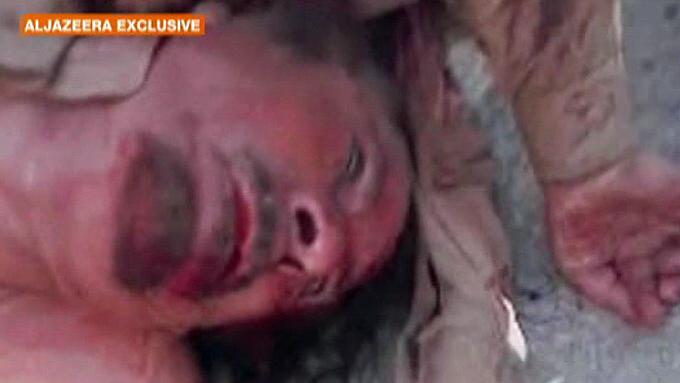 Muamar Kadafi ensanguentado depois de sua captura, em Sirte, em imagem da TV árabe Al Jazira
