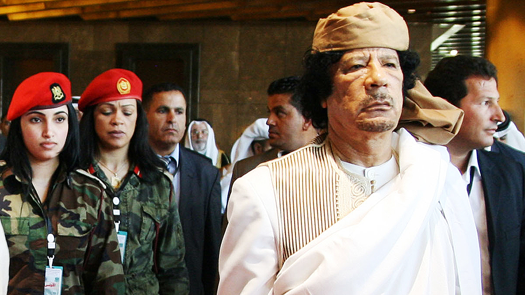 Ex-ditador da Líbia Muamar Kadafi rodeado por suas guarda-costas durante reunião de países árabes em Trípoli no ano de 2010